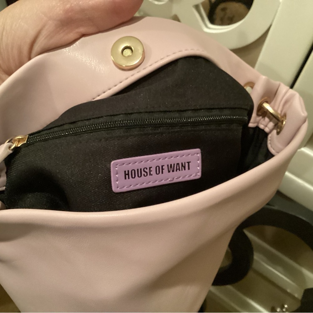 EUC, House of Want, Vegan Leather, Beautiful pink/Mauve Pocketbook, chain strap. - Picture 5 of 8